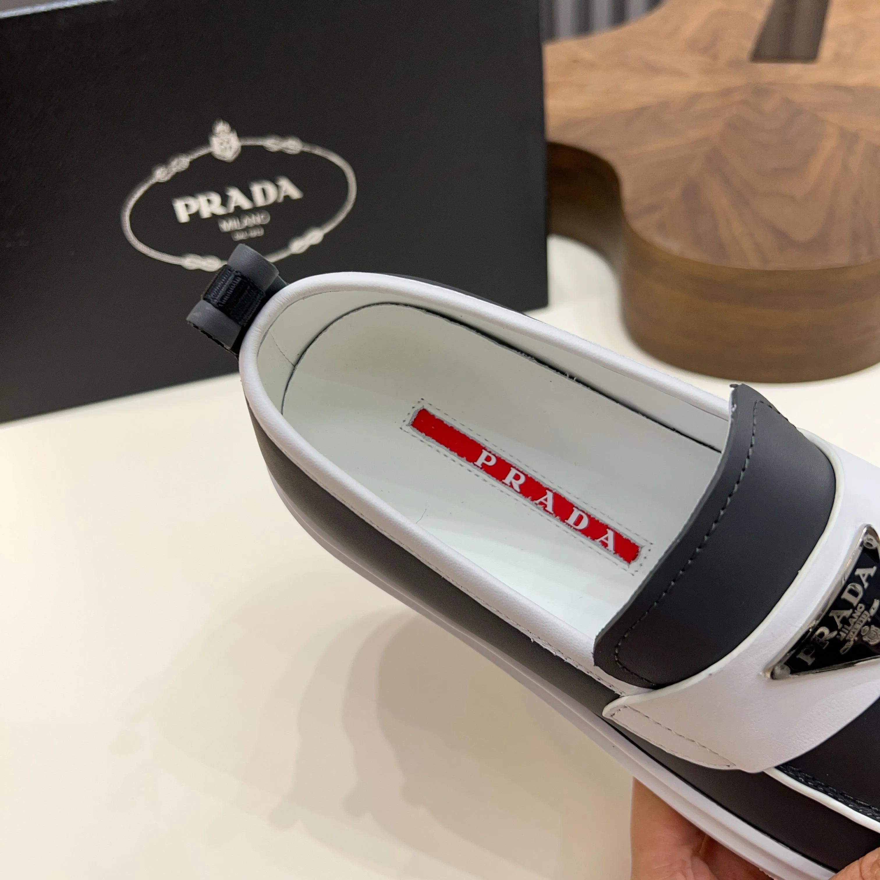 💰740 Thick-soled trendy brand (Prada) mainly promotes popular models, avant-garde and versatile fashionable men's shoes, private version molding, cowhide splicing 1:1 replica... fashionable, simple, elegant, more eye-catching and more classy, ​​it will subvert the old idea, a must-have for fashionistas who want to spend time with you! Must keep it! Tall and comfortable outsole, high-end quality workmanship. @ Code number: 39-44 38 45 can be ordered. Multiple colors are available.